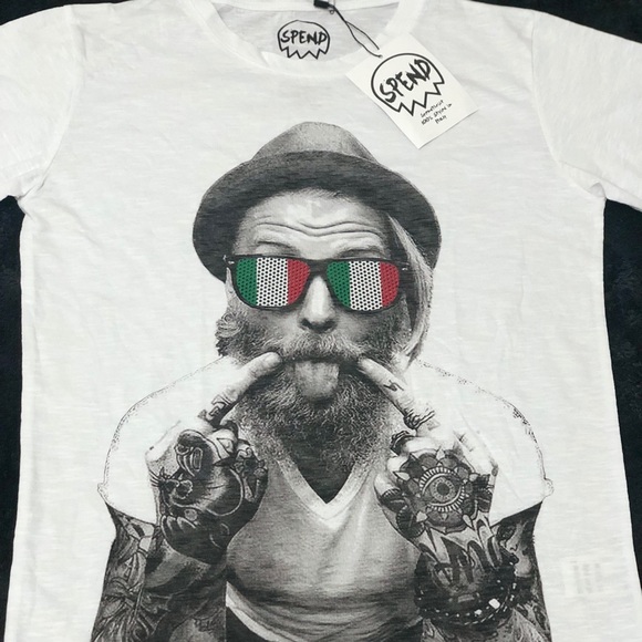 Tee with cool artwork - Picture 2 of 3